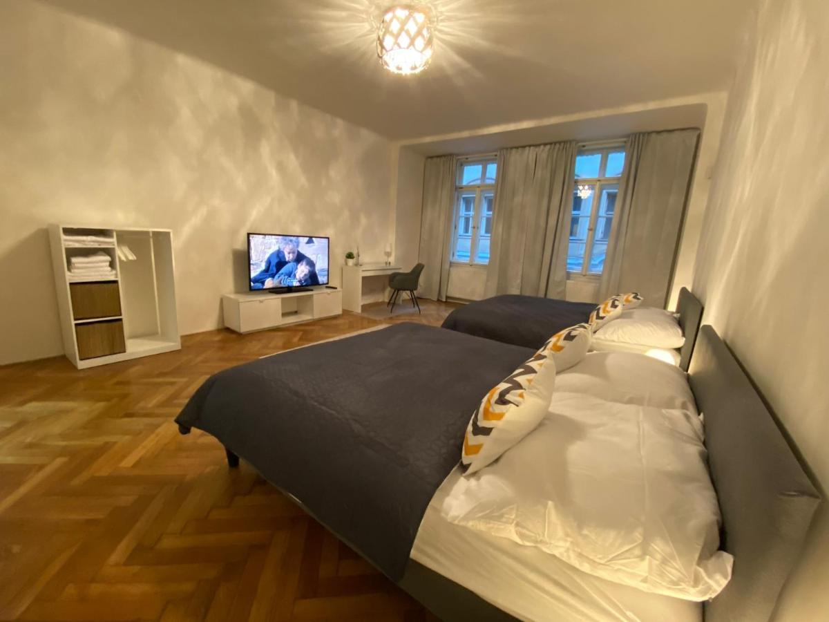 Spacious Apartment On Wenceslas Square Praga Exterior foto
