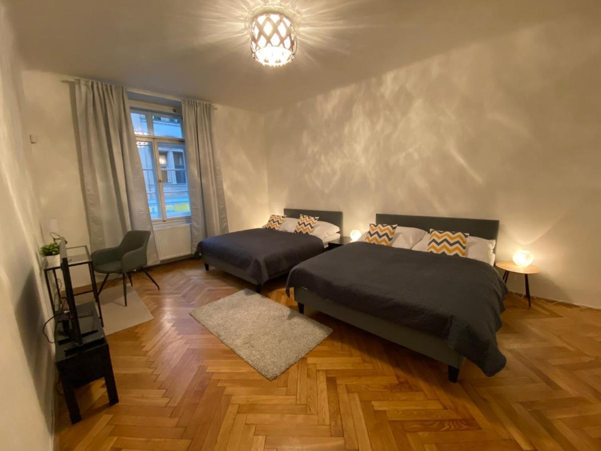 Spacious Apartment On Wenceslas Square Praga Exterior foto