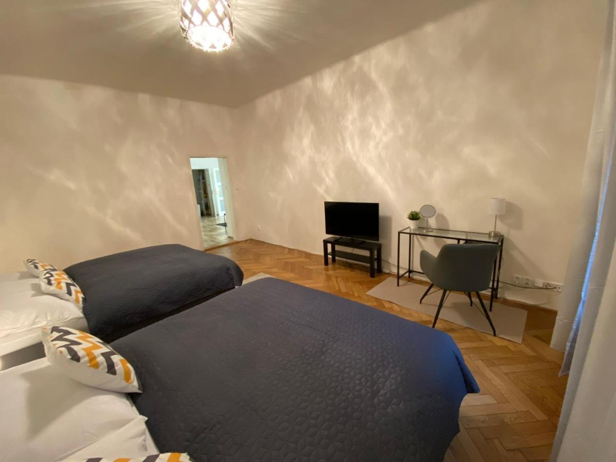 Spacious Apartment On Wenceslas Square Praga Exterior foto